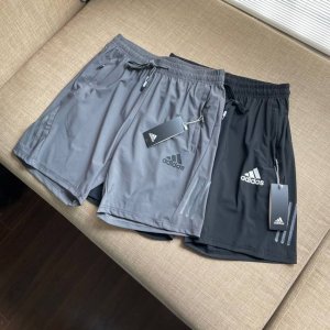 Adidas阿迪达斯官网款冰丝透气运动休闲速干短裤 3M反光条设计永恒不变的经典Logo和侧面三条缸经典阿迪达斯硅胶的Logo 即有了运动的舒适又有了街头的休闲