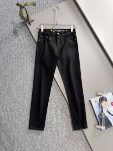芬迪2025夏季新品经典眼睛元素修身牛仔裤长裤，采用进口客供日本Denim平纹棉质牛仔面料梭织生产，三标齐全，简约不失大气，柔软细腻舒适，上身百搭时尚 颜色：黑