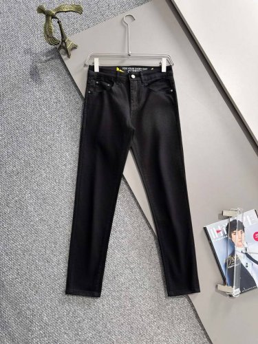 芬迪2025夏季新品经典眼睛元素修身牛仔裤长裤，采用进口客供日本Denim平纹棉质牛仔面料梭织生产，三标齐全，简约不失大气，柔软细腻舒适，上身百搭时尚 颜色：黑