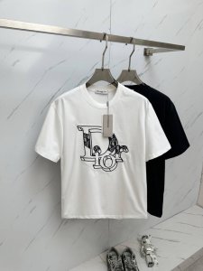 Dior 2025Ss夏季最新品 专柜同步有售 原单狠货 时尚休闲圆领短袖T恤 上身舒适 吸睛而有亮点 采用进口原版面料 顶级3D数码印花工艺字母图案Logo