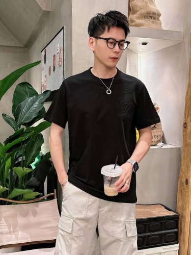 lv 圆领短袖全新刺绣工艺，后幅本布绣更加时尚舒适，高标准定制，上身非常有型， 客供辅料，客供进口高档面料质感非常细腻，细节工艺精湛考究，塑造性极高的一款单品，