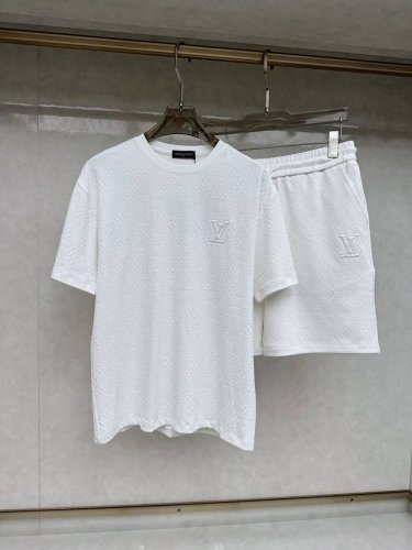 lv 2025Ss春夏新款短袖套装，男女同款。上身效果超赞，码数 M-3Xl