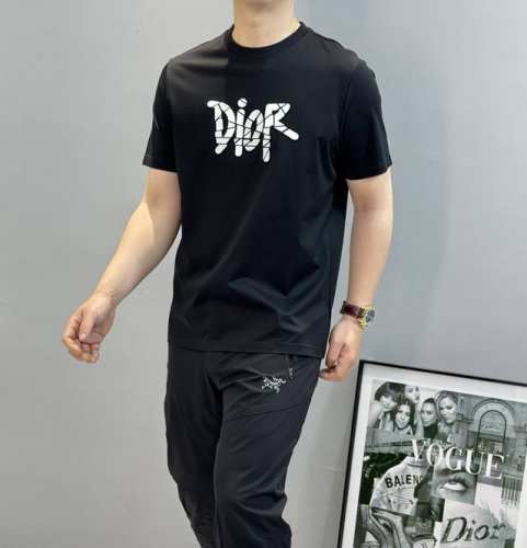 Dio*R迪-奥25S春夏新款丝光棉T恤-胸前新款印花.双层工艺.爆裂感效应精致印花.立体感十足. 客供190G丝光纯棉面料，质感方面一流，触感无敌的舒适，上身