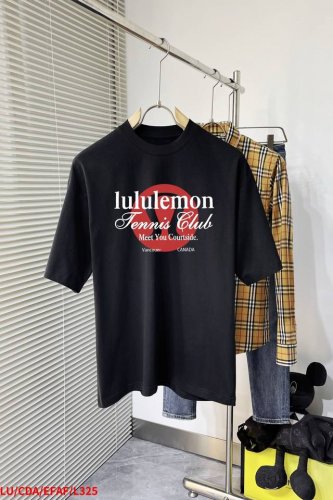 l325 Lu Lulu 新款字母印花双层重工短袖T桖 字母图案不管是T桖还是卫衣都是每年的爆款单品 前幅大面积印花采用大康丽数码印花机直喷 成本极高 经过多次