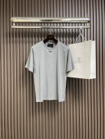 p180Prada 胸前三角标短袖T恤，定制丝光氢氧液氨双面绸缎 透气清爽 舒适贴肤 标志性Prada三角标点缀胸前 彰显品牌魅力 加以领口三角区拼接独特设计