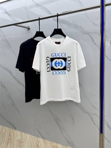 Gucci*古驰 2025Fw春夏新品圆领打底外穿T恤 立体Logo字母印花 手感面糯有骨感 柔而有韧性 工艺处理 韧性和抗皱性能得到大幅度提高 胸前Logo工