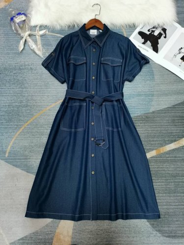 burberry 爆款上新！气质翻领拼格子天丝牛仔连衣裙 原版开模复刻 重磅大摆口袋连衣裙 工艺 配本布腰带 Smlxlxxl S码 落肩，胸围98，裙长102