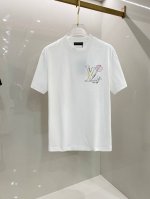 lv 2025早春新款男女同款短袖T恤，！定制专属纯棉面料，定制原版工艺螺纹，胸前重工字母Logo工艺设计！简约大方，从容百搭，档次极高，完美融入时尚还有风情感
