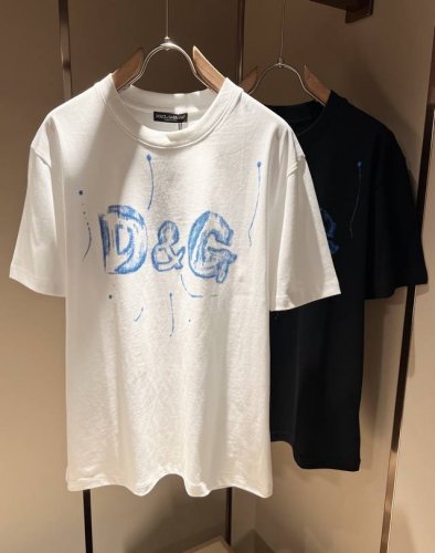 dolce&Gabba*A 杜嘉*纳2025春夏新款男女同款短袖T恤，专柜同步发售！定制专属纯棉面料，胸前字母Logo图案印花工艺设计！简约大方，从容百搭，档次