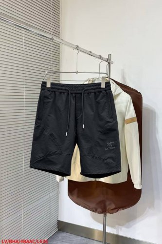 始祖鸟 2025夏季新款原单专柜休闲短裤，奢华经典品牌原版Logo配饰 专柜热销款 身穿着非常舒适 低调不失奢华 穿出去非常有档次 裤型款式和裁剪亦无需多言 上