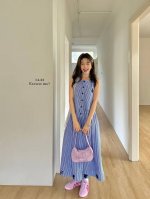 香香*新品上架 定制Yb进口斜纹绵毛材质 质感高级细腻 修饰肩颈线条更显纤细 A字版型宽松舒适 不挑风格身材 多片式组成裙摆拼接处理 精致细节彰显品牌简约调性