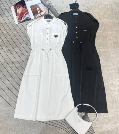 pr141 2025夏装新品连衣裙，圆领设计打破沉闷感，胸前贴袋钉三角标，宽松显瘦可调节松紧腰，大气不挑人显利落优雅显气质，妥妥时髦范，2色Sml，
