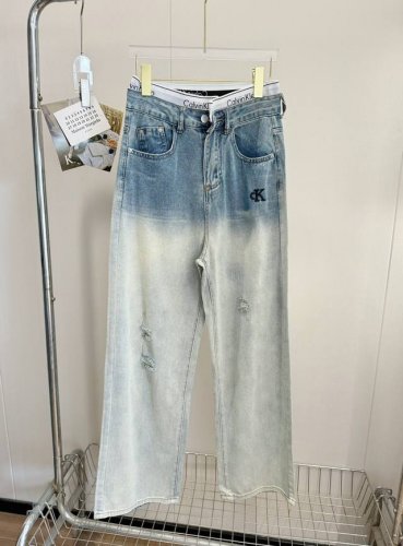 品名：Ck *刺绣渐变磨破织带双腰牛仔阔腿裤 尺码：S.M.L 颜色：渐变蓝 属于夏日的渐变，好美好高级啊舒适跟颜值都不能丢失，老天爷这个配色真的高级，高级渐变