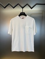 对标专柜★过验版本★prada 普拉达Ss25春夏新款标签口袋短袖 定制丝光氢氧液氨双面绸缎 透气清爽 舒适贴肤 饰以prada标签点缀于胸前口袋 增添品牌辨识