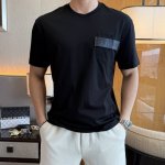 普拉达 2025Ss蛇年贺岁款春夏精品宽松版短袖T恤 官网同步 高端品质 定制顶级长绒棉面料，顶级大厂1:1制作，时尚大牌重工艺Logo设计，手感柔软细腻 穿着
