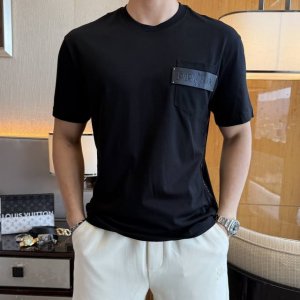 普拉达 2025Ss蛇年贺岁款春夏精品宽松版短袖T恤 官网同步 高端品质 定制顶级长绒棉面料，顶级大厂1:1制作，时尚大牌重工艺Logo设计，手感柔软细腻 穿着