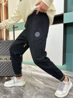 范思哲 2025春季新款休闲裤！官网同步发售。品牌经典LOGO休闲裤 ，定制面料，舒适度极好，手触感强烈。辨识度极高，完美品相工艺。 尺码：M-3XL