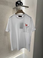 gucc*2025新品上架 圆领刺绣爱心口袋 定制Yb丝光全棉材质 透气舒适 质感十足 Oversized廓形宽松T恤裁剪 凸显品牌格调 采用克重纯棉制成 略带