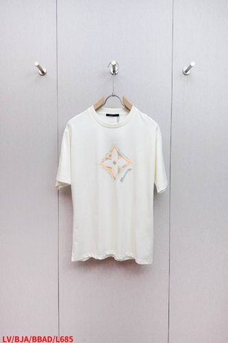 L685 Lv路易威登 25Ss新款 T 恤为胸前融入明丽 3D Monogram 花卉，再以手写体路易威登标识点明品牌身份。Marque L.Vuitton
