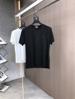 miumiu。2025春夏新品时尚圆领短袖高级定制百搭款式！更有实用感 任何人都可以轻松驾驭 采用双丝光面料制作，奢华经典品牌Logo设计，G非常显档次懂货的必
