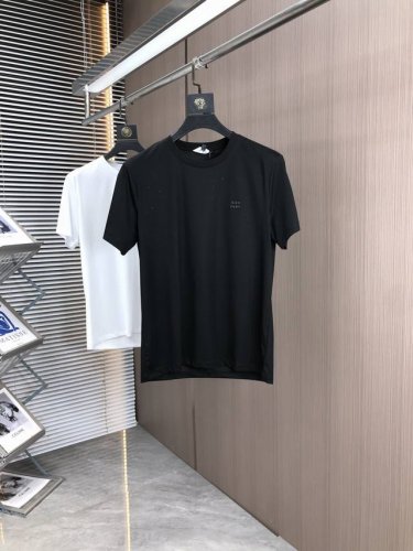 miumiu。2025春夏新品时尚圆领短袖高级定制百搭款式！更有实用感 任何人都可以轻松驾驭 采用双丝光面料制作，奢华经典品牌Logo设计，G非常显档次懂货的必