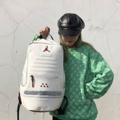 乔丹Aj3代双肩包水泥爆裂纹篮球包运动包男女情侣款。 质量过硬。采用pu材质定制防水效果绝佳。 容纳空间大。内置电脑夹层。底部鞋仓设计可放篮球 篮球鞋 带有多个