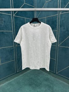 迪奥 25Ss新款 T 恤是二零二五秋季男装系列新品 饰以经典的 Oblique 印花 采用白色棉质平纹针织面料精心制作 通体饰以剪线提花工艺 Oblique