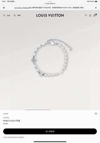 Lv路易威登波珍珠手链 配全套包装 pearls Fusion 手链以金属串珠和玻璃珠饰营造不对称设计，将 Monogram 花卉铭纹装饰和 Lv 元素穿插其间