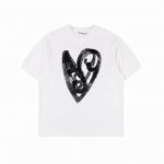 acne Studios 2025新品复古爱心涂鸦印花短袖T恤 宽松休闲的版型 中性可穿的风格 随性的耷拉袖口展现出慵懒的穿着方式 胸前正面双层大爱心徽标图案