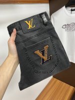 Lv 2025Ss蛇年夏季贺岁款牛仔裤。原单1:1制作，日常必备的完美之选，简单大气亦时尚有型，定制进口丹宁面料 ，重工洗水工艺，做工复杂工艺精湛。轻松迎合四季