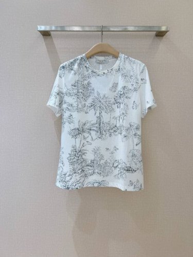 Dio*R 素描印花百搭T恤 印花圆领Tee,沿用椰树蝴蝶印花图案 ，棕榈摇曳、枝叶蔓延，搭配同系列半裙穿搭，简约风格，尽显奢华质感，诠释独特时尚。 码数:S，