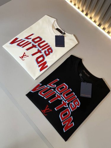 louisvuitt*路易*登 2025春夏全新系列单品上线，非常时髦前卫的一款男女同款短袖T恤，标识Logo图案压胶修饰！区别于以往的不同，宣示品牌传承多年的