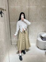 原版Dd.....2025夏季新款时尚翻领短款系结衬衣 定制Yb进口斜纹全棉材质 质感舒适细腻 腰间短款立裁配合本布系带处理 增添造型层次感 随意塑造起到收腰效