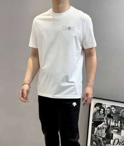 200 Dio*R迪奥25S春夏圆领T恤.优质190G丝光棉布制成，机织技术，相比于普通面料更加富有质感......胸口Dior联名石头岛字母造型绘制而成的经典