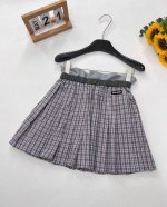 Miumiu新款格纹百褶半裙，风格鬼马俏皮又充满少女感。格纹元素经典复古，百褶设计增添灵动活泼感。腰部细节处理独特，结合了网纱与松紧带元素，既保证穿着舒适度，又