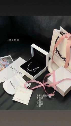 pandora潘多拉银河锁骨项链 配全套包装 适合美女的星光星河 我不信这还迷不住你 真的超级美的十字星钻石项链 小众又绝美佩戴出去不会撞款 夏天真的需要这样特