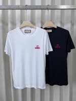 古驰 25 Sst新品春夏首发专柜 品相完美 最新款短袖圆领T恤高端订制 设计前卫时尚！品牌Logo重工艺设计 高端定制长绒欧棉180克面料 手感柔软.穿着舒适