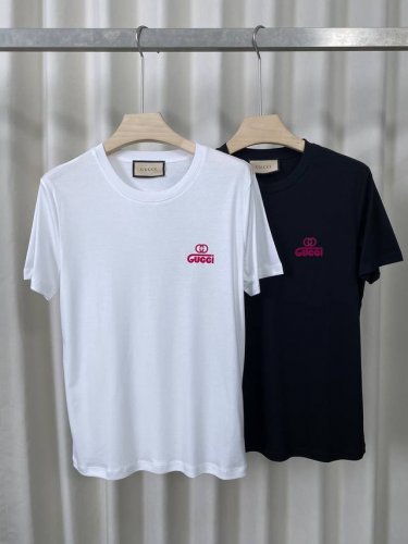 古驰 25 Sst新品春夏首发专柜 品相完美 最新款短袖圆领T恤高端订制 设计前卫时尚！品牌Logo重工艺设计 高端定制长绒欧棉180克面料 手感柔软.穿着舒适