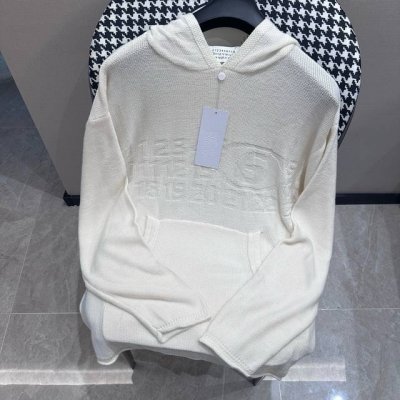 Margiela 马吉拉 马吉拉Mm6 不能错过的奶乎乎连帽针织衫 早秋新款街衣模式的针织衫 衣服整体很薄 是Mmg The Label 嵌花 中性款 男女都可