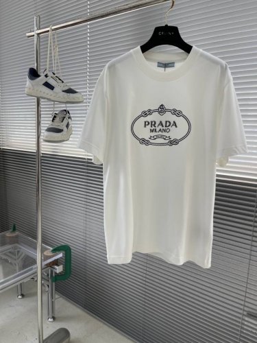 prad 2025夏季新款短袖T恤，特色的金属贴珠工艺，个性艺术系列全网独家首发 百搭款细节处理完美240克纯棉面料十分精致 原版面料 网红明星同款高版本 高品