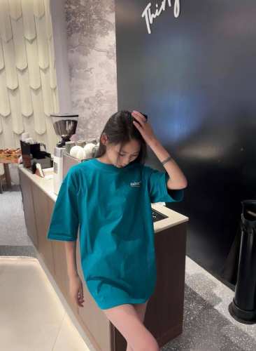 上新 纯棉 巴黎世家 经典可乐波浪短袖～ 湖绿色超好看 每年夏天都有它的一席之地 这个颜色太好看啦 T Shirt的季节， 怎么能没有巴黎世家！ 孔雀蓝色让人有