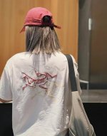 上新！ 年度爆款！ 始祖鸟 Arc'teryx三色鸟Logo浮雕印花情侣款短袖T！宽松版型！ 专柜卖断货 一件难求！年度爆款来了！ 采用顶级230克凯迪纯棉爽滑