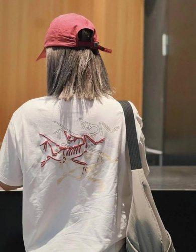 上新！ 年度爆款！ 始祖鸟 Arc'teryx三色鸟Logo浮雕印花情侣款短袖T！宽松版型！ 专柜卖断货 一件难求！年度爆款来了！ 采用顶级230克凯迪纯棉爽滑