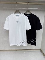 普拉达 2025早春新款男女同款短袖T恤，！定制专属纯棉面料，定制原版工艺螺纹，胸前重工字母Logo工艺设计！简约大方，从容百搭，档次极高，完美融入时尚还有风情