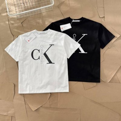 calvin Klein Ck夏季竖字母短袖T恤 512 -面料采用280G双纱爽滑棉，双纱的质感加上爽滑手感，面料整体重磅舒适，细节还原原版一比一，亲测上身是