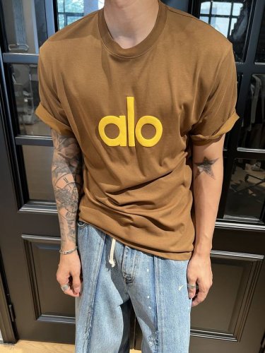 Alo夏季新款短袖T恤来袭！欧版宽松版型，随性又自在。发泡字母设计简约又潮流，圆领超经典。高品质纯棉面料，柔软亲肤，男女都能穿，夏日出街轻松吸睛。赶紧安排，秒变