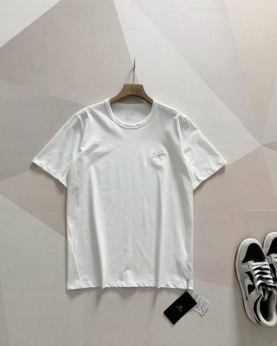 arc’Teryx 始祖鸟 柜子新款男女同款纯棉刺绣Logo短袖T恤 夏季新款，专柜同步在售！面料柔软细腻光滑有质感有，舒适性很好、手感极好，重点是很亲肤，非常