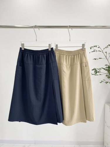 安高若同款工装速干裙裤 面料：100%棉 颜色：黑色 卡其色 尺寸：2 S -4 M -6 L 看似平平无奇的裤型一条百搭款裙裤， 采用轻微防泼水面料，穿着弹性
