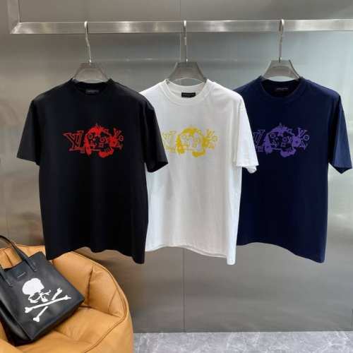 驴家 Lv短袖超时髦 经典又百搭，胸前那一抹鲜艳的红色印花，将Lv标志性元素以独特的艺术形式呈现，个性又吸睛，走在街上回头率百分百 。面料柔软亲肤，穿着超舒适，
