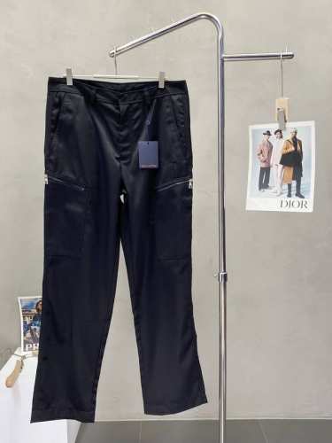 Louis Vuitton路易威登独家专供新款休闲裤 高端版本！独特设计 专柜定制面料 透气舒适度高，细节无可挑剔，品牌元素设计理念，体现高品质。手感细腻柔软！